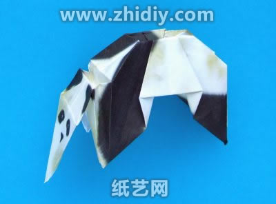 手工折纸简单大熊猫图解教程制作过程中的第三十五步