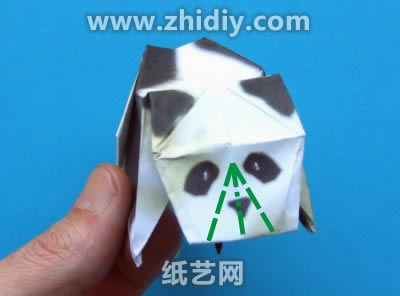 经过细微的操作手工折纸熊猫面部的立体感更强