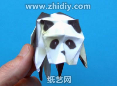 手工折纸简单大熊猫图解教程制作过程中的第四十步