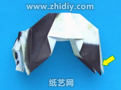 手工折纸简单大熊猫图解教程制作过程中的第四十一步