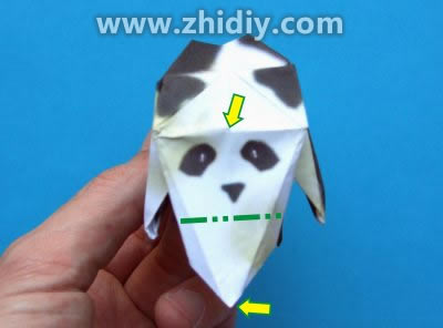 现在在进行折纸熊猫面部的操作