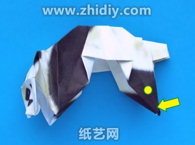 对于手工折纸熊猫的足部进行基本的处理