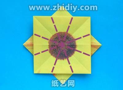 手工折纸太阳花图解纸折花教程制作过程中的第五步