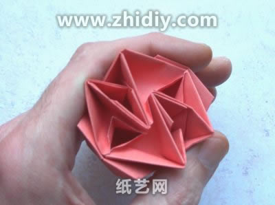 简单手工折纸玫瑰图解教程制作过程中的第二十步