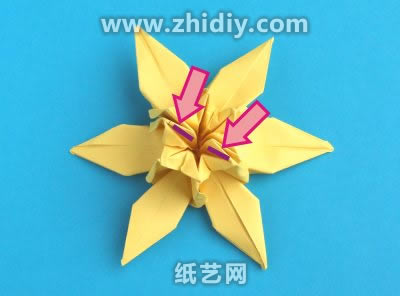 手工折纸水仙花图解教程制作过程中的第三十一步