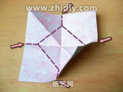 依旧是按照折痕将折纸盒子的立体感烘托出来
