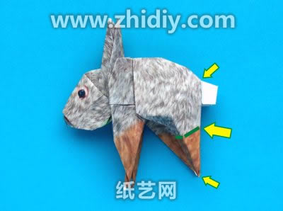 开始对折纸兔子的腿部进行一些捏立体处理