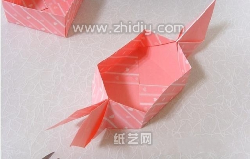 手工折纸糖果盒子diy图解教程折纸糖果盒子制作过程中的第六步
