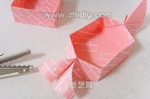 现在对折纸糖果盒子进行一些简单的装饰