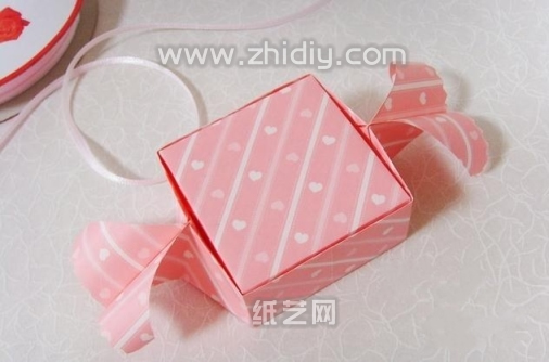 这就是一个基本完成的折纸糖果盒子
