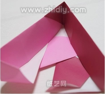 简单自制三角折纸礼盒图解教程制作过程中第二十一步