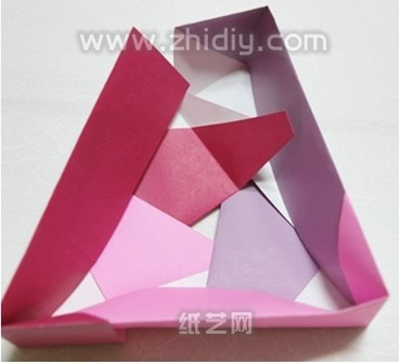 简单自制三角折纸礼盒图解教程制作过程中的第二十五步