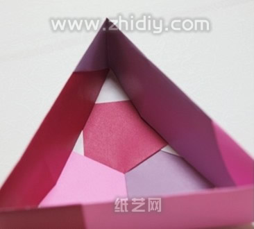 简单自制三角折纸礼盒图解教程制作过程中的第二十六步