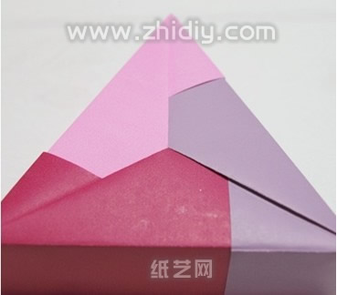 漂亮的不同颜色色块组成的手工折纸盒子