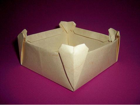 四心手工折纸盒子图解教程完成后精美的效果图