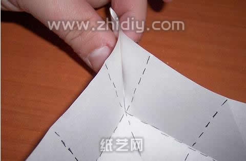 根据前面制作的折纸预折痕来进行折纸盒子的角制作