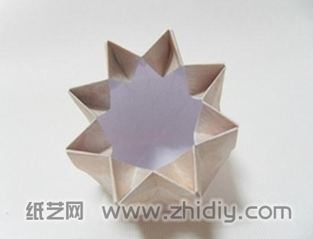 手工折纸花瓶折纸图解教程完成后从顶部看去的样子