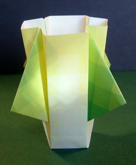手工DIY折纸花瓶实拍制作教程完成后精彩的效果图