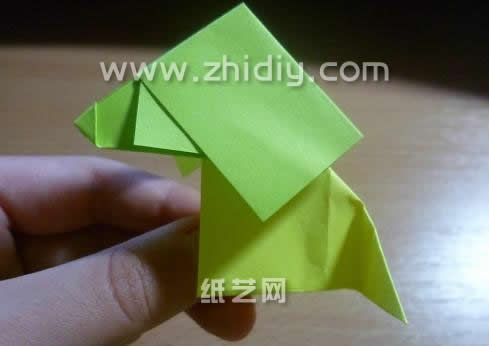 将两个折纸模型的结构进行一个基本的组合就得到了会摇头的手工折纸狗狗