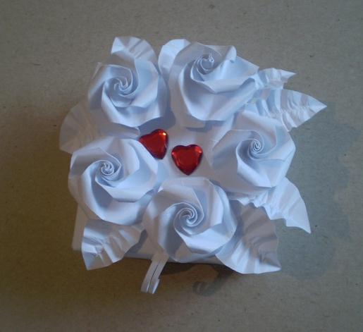 充满立体艺术美感的折纸玫瑰花礼盒手工折纸DIY教程图解