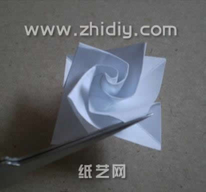 七夕情人节折纸玫瑰礼盒手工diy教程制作过程中的第二十一步