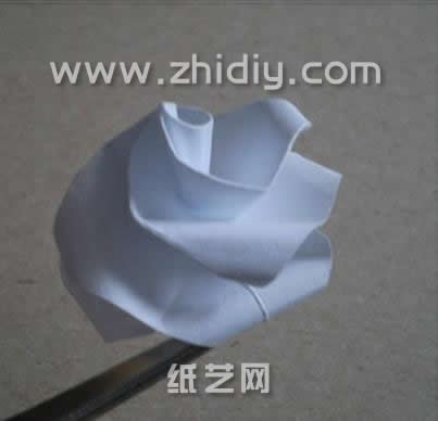 现在已经有了一个非常精彩和自然的手工折纸玫瑰了