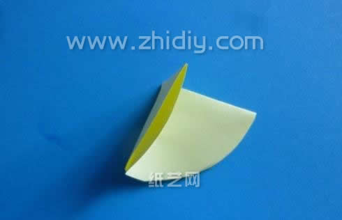 对于圆形纸片的处理主要是将圆形纸片进行多次的对折