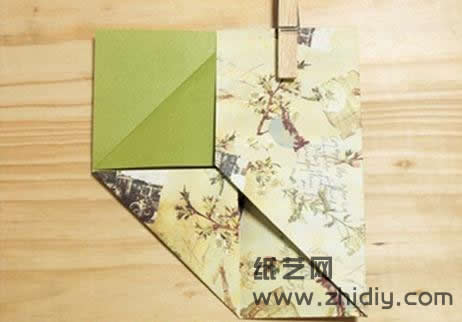简单手工折纸收纳盒手工diy制作教程制作过程中的第十步依旧是是镜像重复上面的折纸操作