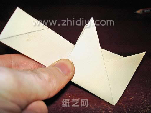 第二十步纸钞小猪的基本外形已经出现了，更多人看起来觉得像是一个折纸的狗狗