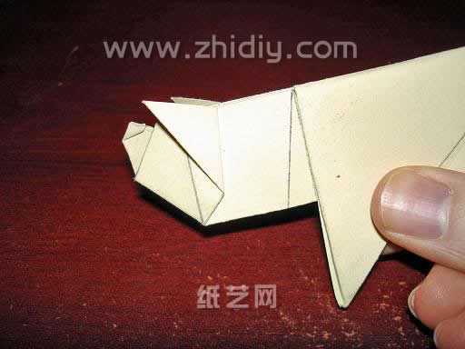 第三十五步现在手工折纸纸钞小猪的基本样子都已经出来了，看看是不是和纸钞小猪的真实样子很相似呢