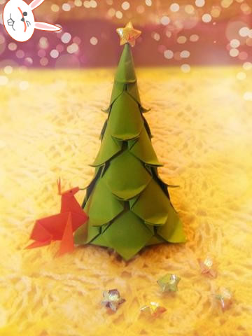 很漂亮的折纸圣诞树制作使用的是纯手工折纸的方式