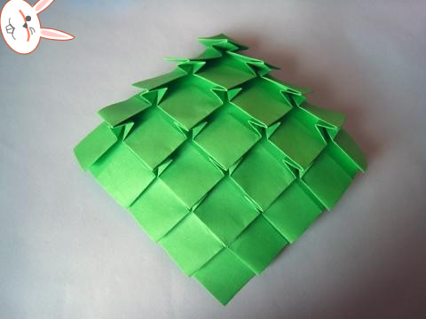 第九步就是在这个折叠的基础上继续进行四方形的制作，将剩下的所有四方形都折叠成如图所示的样式