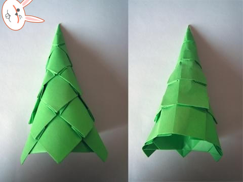 第十三步就是将已经制作好的基本模型卷成手工折纸圣诞树的基础结构，从而方便后面的继续加工和深入雕琢