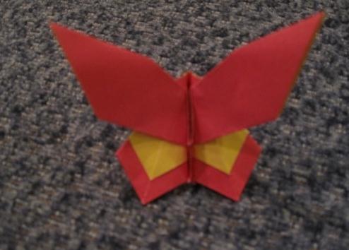 折纸蝴蝶的折纸教程让现实中的蝴蝶可以被仿制出来