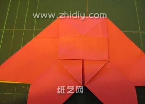 第十一步局部的四方形结构使得整个手工折纸蝴蝶模型变得非常具有特色