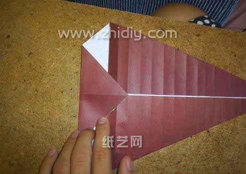折纸海螺手工折纸教程—折纸大全图解系列制作过程中的第二十一步有了依旧是将折叠的重点放到了折纸模型的左侧