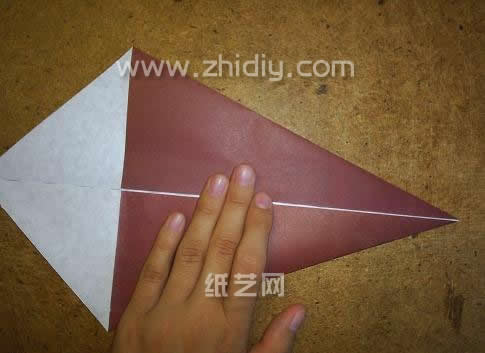 折纸海螺手工折纸教程—折纸大全图解系列制作过程中的第五步，在这里就形成一个内部的三角形并对在一起的结构