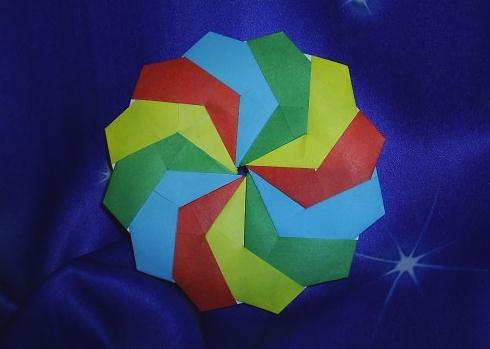组合折纸的方式制作的彩轮装饰性立体折纸