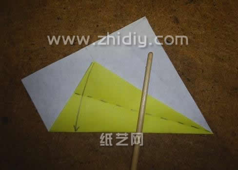 现在依旧是需要手工折纸操作者能够按照箭头指示的方向进行折叠，从而制作出图示中需要的折痕