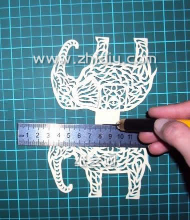 第六步进行刻痕的制作的目的是为了让刻纸大象更加的具有立体感，可以摆放到桌面上面