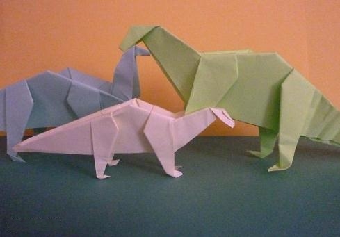 手工折纸恐龙教程—几分钟折纸大全图解系列完成后精美的折纸恐龙大合集，仿佛让你回到了侏罗纪时代