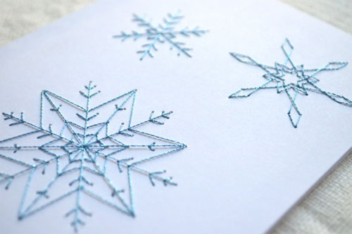 利用纸绣制作的雪花圣诞贺卡将雪花的唯美展现了出来也让我们领略到冬天的风情