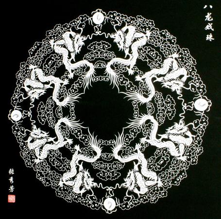 张秀兰剪纸作品八龙戏珠绝对算的上是扬州剪纸作品中的神奇之作，其结构巧妙剪纸纹路细腻，令人赞不绝口