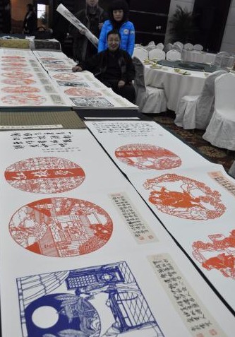 剪纸艺人陈凤麟的剪纸作品可谓是剪纸界的长篇巨著