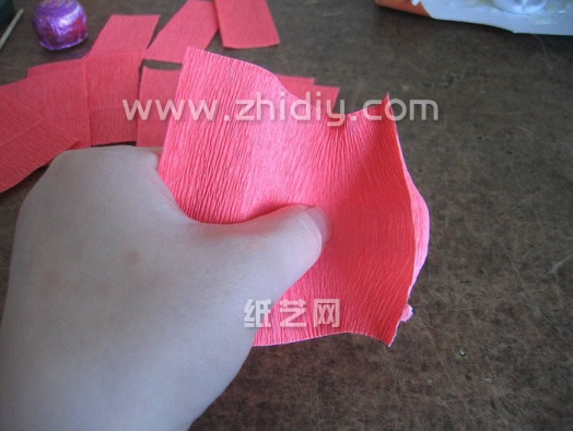 基本材料皱纹纸折纸玫瑰花瓣纸张的处理可以让折纸玫瑰更加漂亮