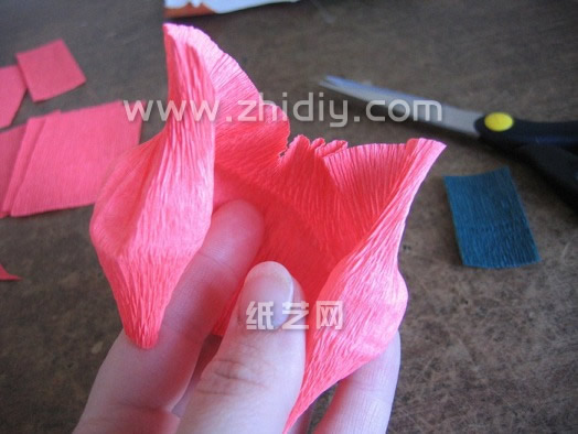 持续的处理使得皱纹纸非常适合于制作我们需要的折纸玫瑰中