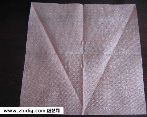 应用变废为宝小制作的方法来制餐巾纸杯垫首先应该将基本的餐巾纸纸张折叠处我们所需要的折痕来