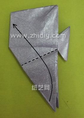 现在可以看到根据箭头进行向上的翻折可以让这个手工折纸神仙鱼在形象上更加的真实可靠