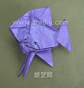 现在可以看到手工折纸神仙鱼基本上制作的差不多了，剩下最后对折纸神仙鱼的整形工作