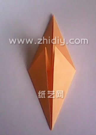 基本的折纸样式是对称的，就说明这个折纸教程非常适合制作一个漂亮的手工折纸袋鼠，因为折纸袋鼠本身也是对称的
